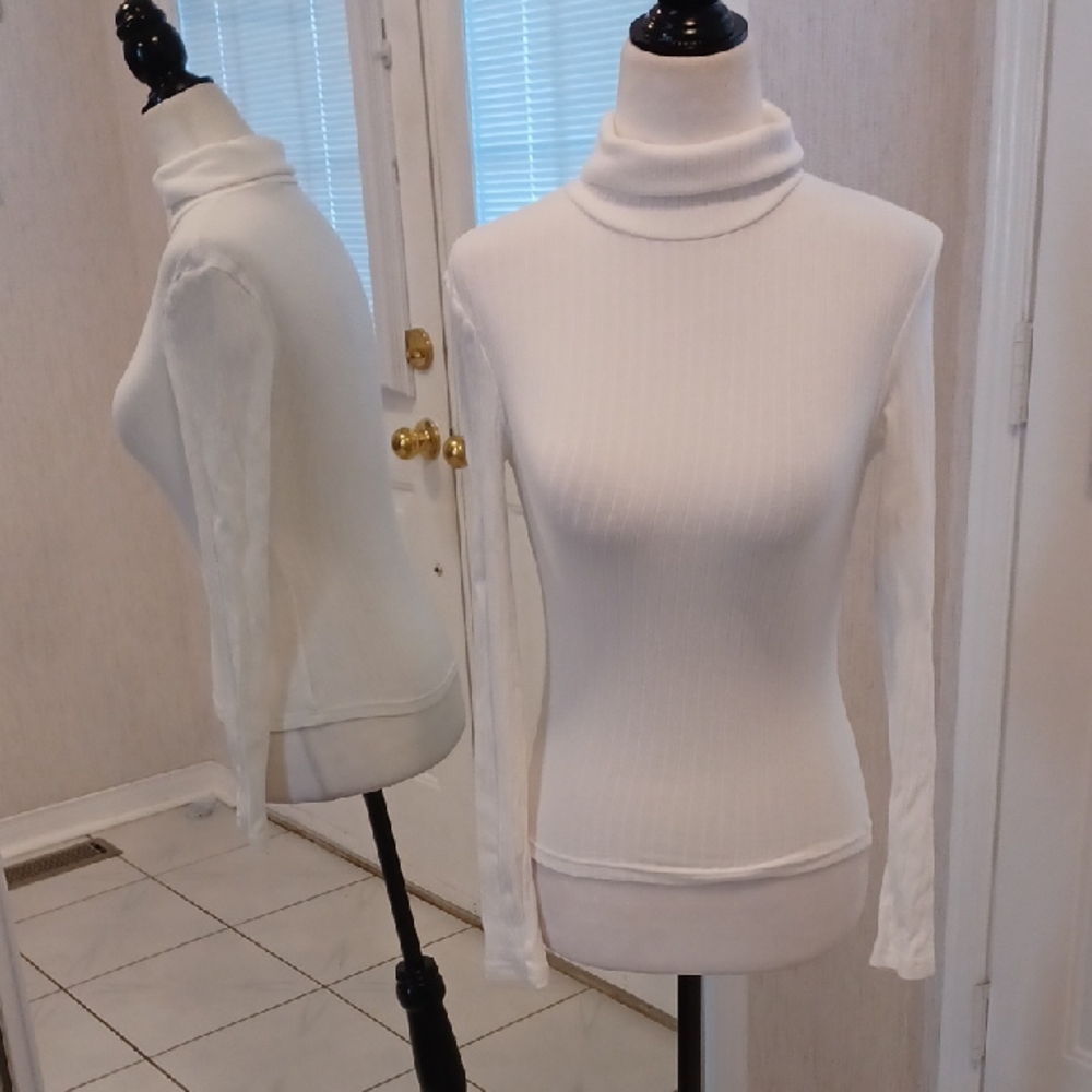 4/$40 Ribbed White Turtleneck - Size XS (US2)
